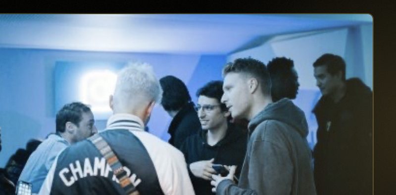 Soirée VIP au Cercle de l'Accor Arena — invités réunis dans un espace privatif lors d'un événement.