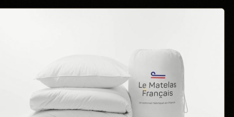 Parure de literie blanche — couette, oreillers et sac de transport floqué « Le Matelas Français ».