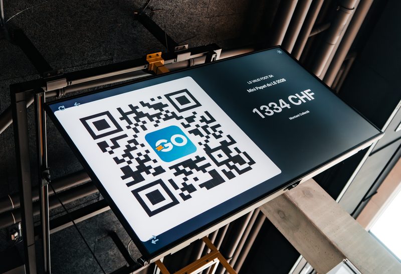 Écran du Live Wall GoTombola pendant le gala du LS : grand QR code à scanner et compteur de collecte en temps réel.