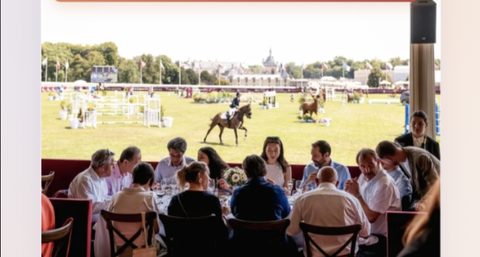 Tribunes et piste d'un concours équestre international — lot « déjeuner VIP pour deux personnes » de la loterie solidaire EquiAction.