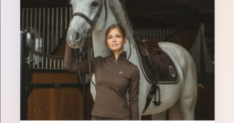 Cavalière en tenue d'entraînement Harcour aux côtés d'un cheval gris à l'écurie — lot équipement de la loterie solidaire EquiAction.