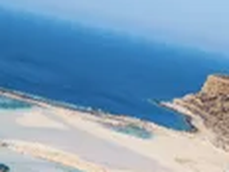 La Crète : lagon de Balos aux eaux bleu profond et turquoise, longue langue de sable blanc et presqu'île rocheuse.