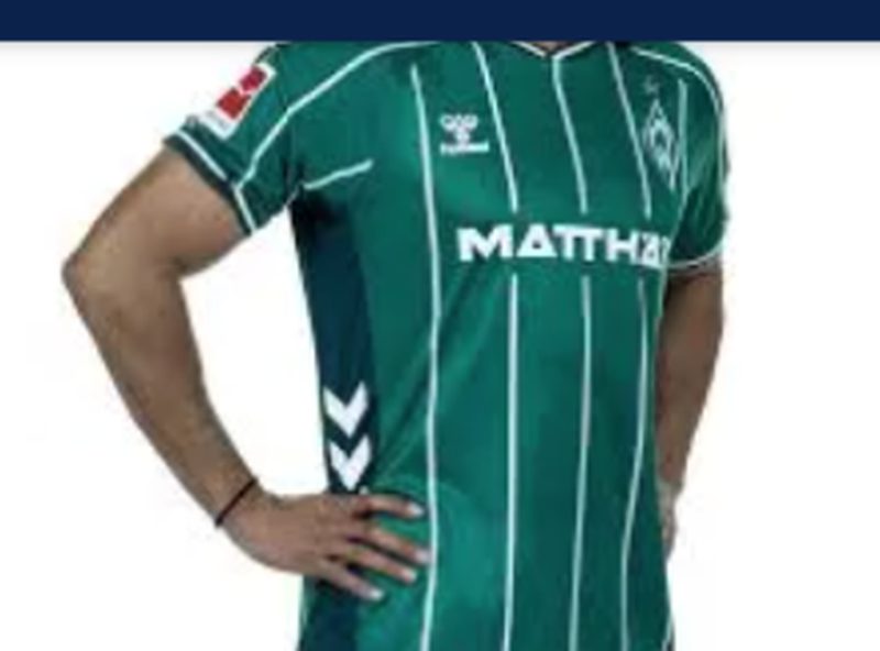 Lot phare — maillot vert du Werder de Brême dédicacé par Isaac Schmidt, ancien joueur du Lausanne-Sport, présenté de face.