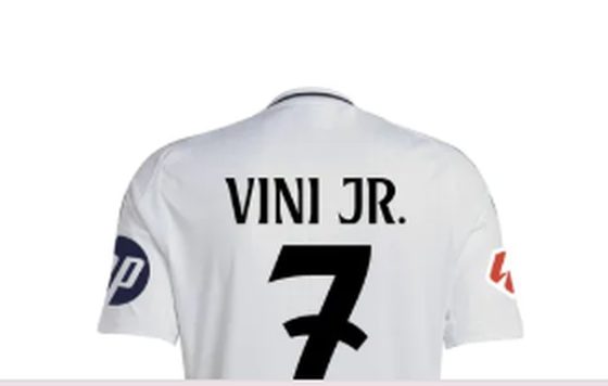 Maillot blanc du Real Madrid floqué « VINI JR. » et numéro 7, présenté de dos.