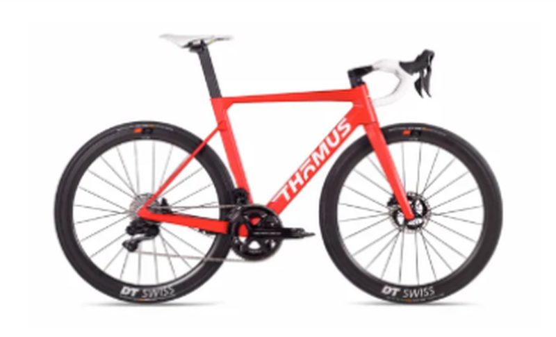 1ᵉʳ prix — vélo de course THÖMUS rouge et blanc, roues DT Swiss, valeur 4 000 CHF, offert par THÖMUS.
